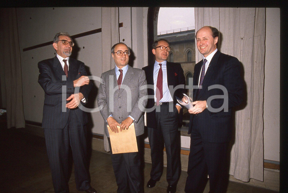 35mm vintage slide* 1988 ca MILANO Enrico DE MITA Giuseppe GUZZETTI (10) Nella diapositiva compaiono inoltre Bruno Tabacci e Gianstefano Frigerio. CONDIZIONI: GOOD Tutti i diritti riservati.E' severamente vietata la riproduzione.  ICharta mette in vendita, sul negozio eBay e in esclusiva sul sito "icharta" il proprio archivio composto da numerose diapositive e negativi fotografici d'epoca, tutti originali e autentici, che attraversano la storia del costume italiano tra gli la fine degli anni Sessanta e Novanta.Si tratta di uno sguardo inedito sull'attualit&agrave;, la politica, la vita quotidiana, il gossip e la cultura, che fotografa il cambiamento della nazione in quest'ultimo scorcio del XX secolo. Un'occasione unica per il mercato del collezionismo, che vede finalmente disponibile un archivio eccezionale per vastit&agrave;, tematiche e condizioni, in un settore (il negativo fotografico e la diapositiva) di assoluta novit&agrave; e dalle interessanti prospettive di investimento.   originale e autentica 1