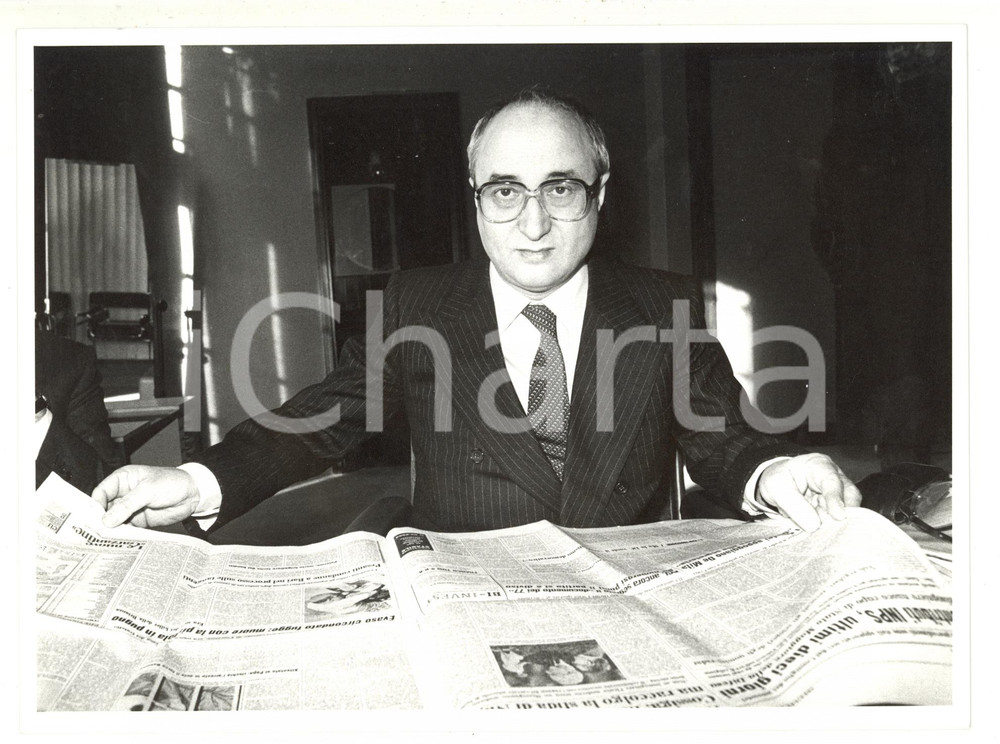 1985 POLITICA DC Enrico DE MITA legge il giornale - Foto 24x18 Fotografia di agenzia. CONDIZIONI: G FORMATO: 24x18 cm  originale e autentica 1