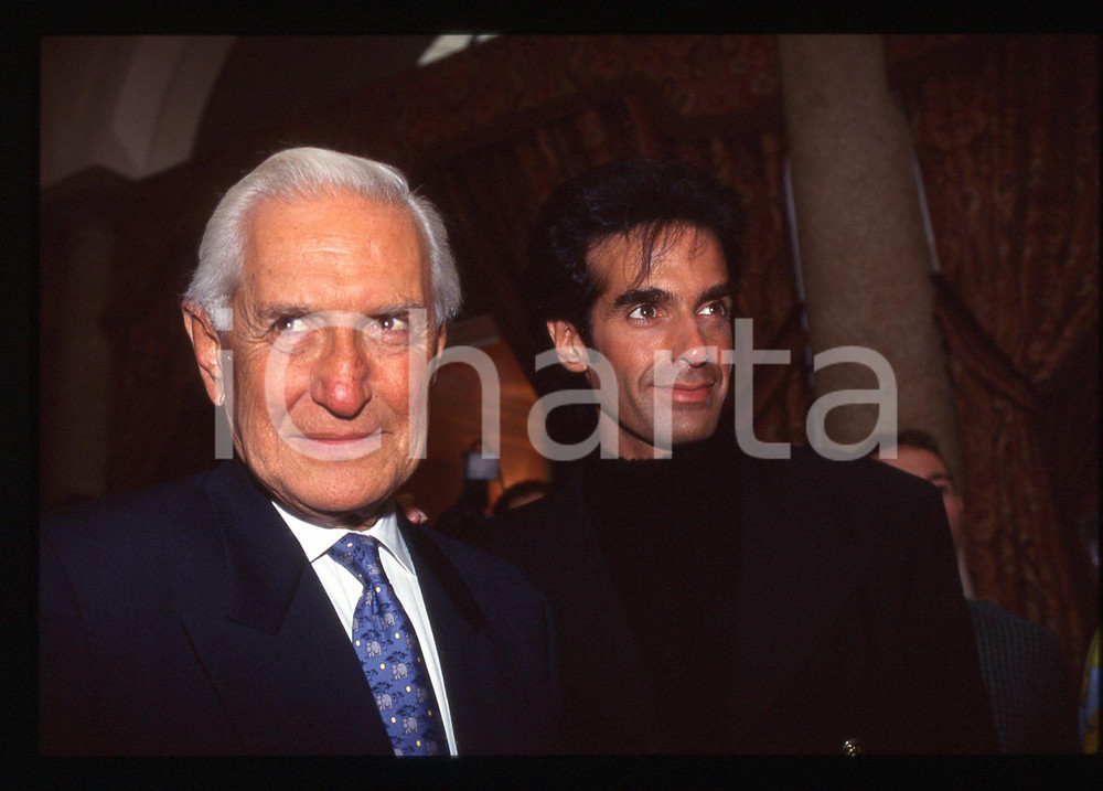 35mm vintage slide* 1995ca COSTUME David COPPERFIELD Hyman KOTKIN (3)  Diapositiva d'epoca, in formato 35 mm.                                                                   CONDIZIONI: GOODE' severamente vietata la riproduzione. Tutti i diritti sono riservati. ICharta mette in vendita, sul negozio eBay e in esclusiva sul sito "icharta" il proprio archivio composto da numerose diapositive e negativi fotografici d'epoca, tutti originali e autentici, che attraversano la storia del costume italiano tra gli la fine degli anni Sessanta e Novanta.Si tratta di uno sguardo inedito sull'attualit&agrave;, la politica, la vita quotidiana, il gossip e la cultura, che fotografa il cambiamento della nazione in quest'ultimo scorcio del XX secolo. Un'occasione unica per il mercato del collezionismo, che vede finalmente disponibile un archivio eccezionale per vastit&agrave;, tematiche e condizioni, in un settore (il negativo fotografico e la diapositiva) di assoluta novit&agrave; e dalle interessanti prospettive di investimento.  originale e autentica 1