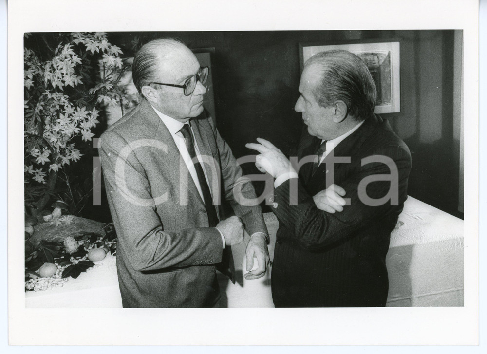 1990 ca CONFINDUSTRIA Luigi LUCCHINI a colloquio con Walter MANDELLI Foto Fotografia di agenzia. CONDIZIONI: G (ma lievi difetti di stampa)FORMATO: 24x18 cm  originale e autentica 1