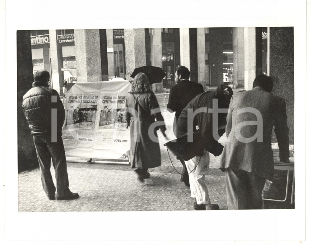 1987 MILANO Referendum centrali nucleari - Raccolta firme per il "NO" - Foto Fotografia di agenzia. CONDIZIONI: FAIR (bassa qualit&agrave; di stampa; piccola piegatura al margine inferiore)FORMATO: 25x20 cm  originale e autentica 1