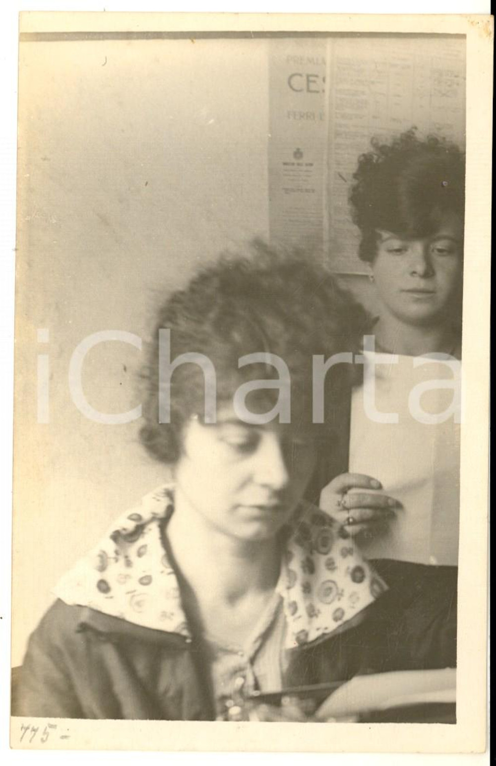 1918 NAPOLI GENIO MILITARE - Impiegate VITOLO e RUSSO al lavoro ^Foto cartolina Fotografia d'epoca, in formato cartolina postale. Non viaggiata.  CONDIZIONI: G (lieve residuo cartaceo al margine superiore)NOTA BENE: TUTTI I DIRITTI RISERVATI;E' VIETATA LA RIPRODUZIONE  originale e autentica 1