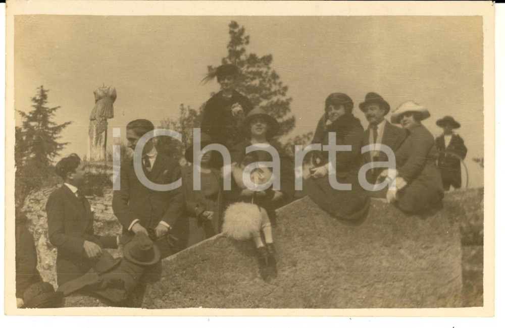 Fotografia d epoca originale 1921 ROMA Colle PALATINO Gruppo di amici su scalinata Foto cartolina ARTISTICA 1