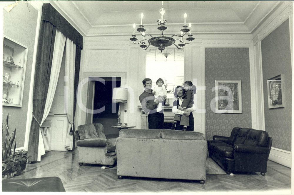 1975 ca MILANO Giacinto FACCHETTI a casa con moglie e i figli (2) Foto 30x20 Fotografia d'epoca. CONDIZIONI: POOR (piegatura e strappo di circa 1 cm al margine superiore)FORMATO: 30x20 cm  originale e autentica 1