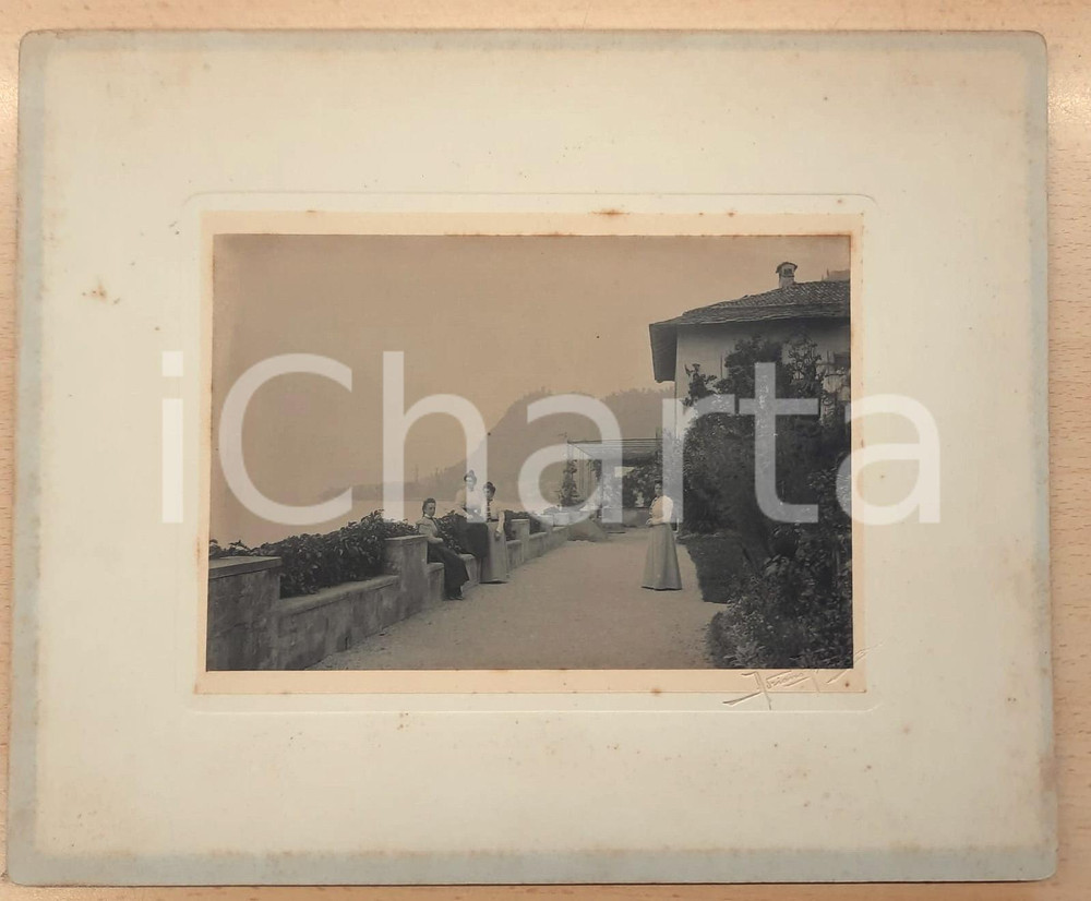 Fotografia d epoca originale 1910 ca LAGO DI COMO ? Gruppo di donne in villa Foto Adriano ANDREOZZI 28x23 1