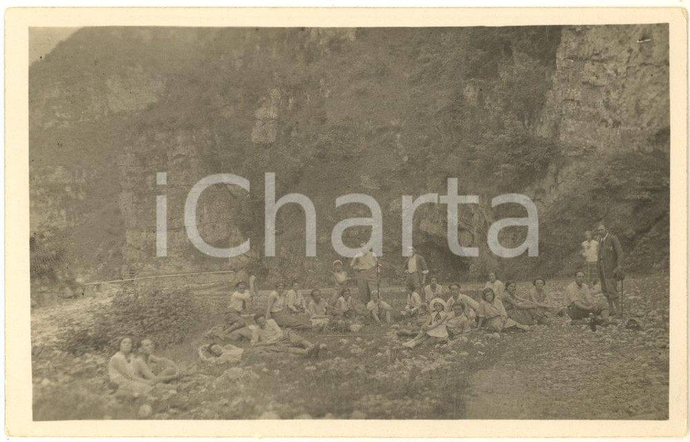 Fotografia d epoca originale 1920 ca DOLOMITI ESCURSIONISMO  Gruppo ai piedi delle montagne Foto 14x9 cm 1
