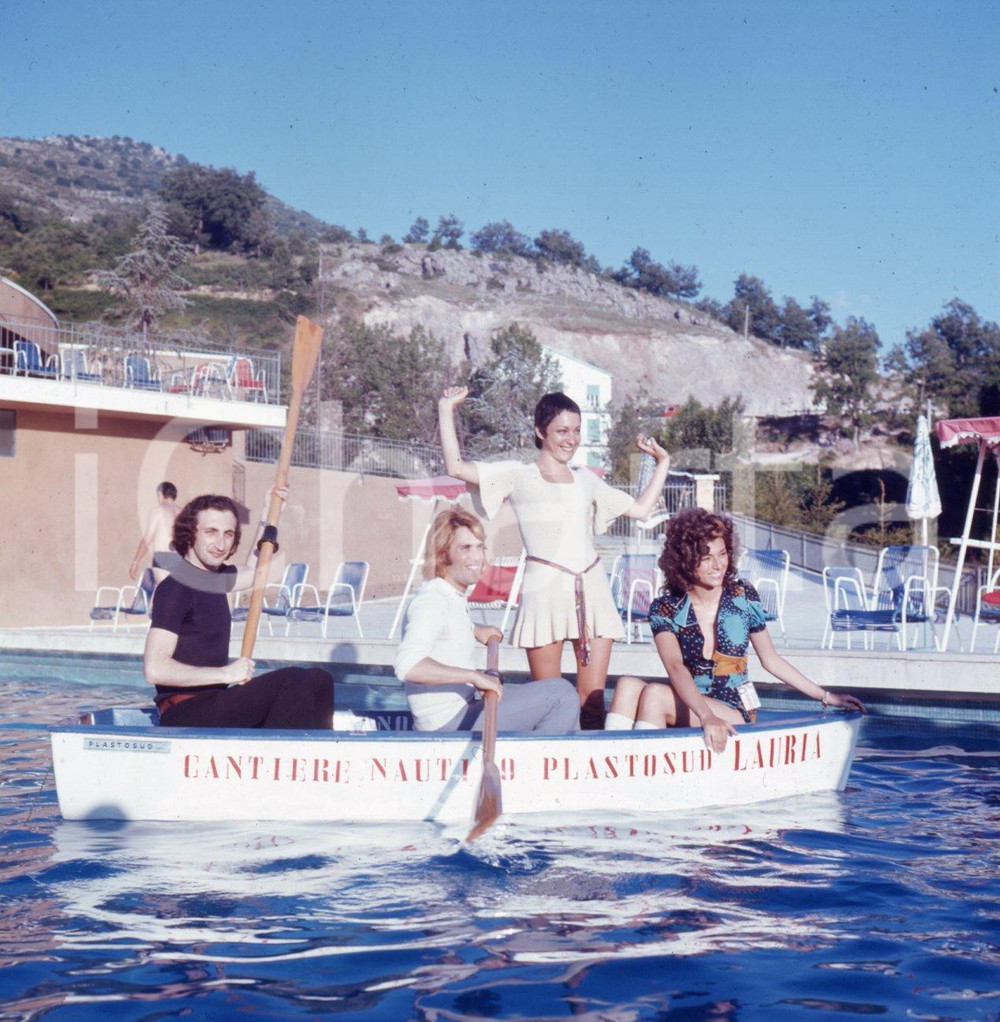 1971 CANTAGIRO i RICCHI E POVERI in barca in piscina DIAPOSITIVA ORIGINALE 4 Positivo fotografico originale d'epoca a colori su pellicola.  E' SEVERAMENTE VIETATA LA RIPRODUZIONE.TUTTI I DIRITTI SONO RISERVATI.ICharta mette in vendita, sul negozio eBay e in esclusiva sul sito "icharta" il proprio archivio composto da numerose diapositive e negativi fotografici d'epoca, tutti originali e autentici.Si tratta di uno sguardo inedito sull'attualità, la politica, la vita quotidiana, il gossip e la cultura, che fotografa il cambiamento della nazione (e non solo) tra il 1890 ed il 1990 circa. Un'occasione unica per il mercato del collezionismo, che vede finalmente disponibile un archivio eccezionale per vastità, tematiche e condizioni, in un settore (il negativo fotografico e la diapositiva) di assoluta novità e dalle interessanti prospettive di investimento. CONDIZIONI:FAIR/discretoFORMATO: cm 6 x 6 originale e autentica 1