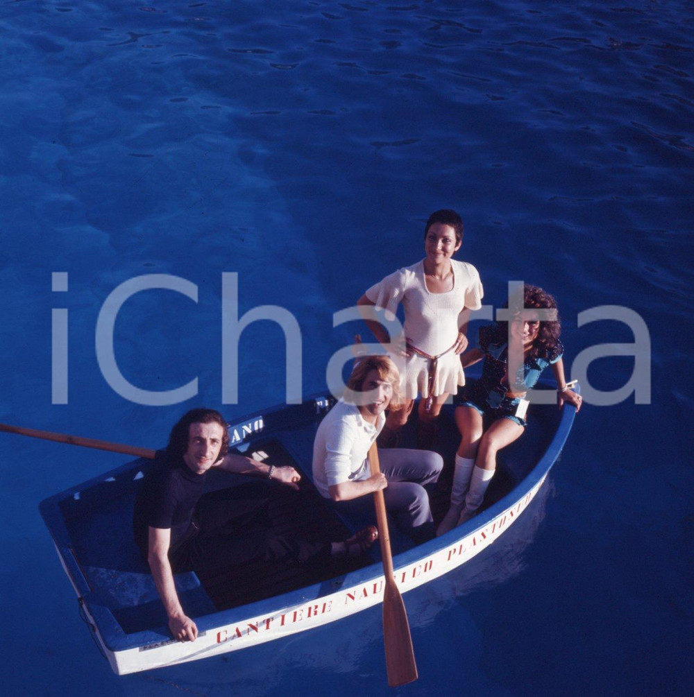 1971 CANTAGIRO i RICCHI E POVERI in barca in piscina DIAPOSITIVA ORIGINALE 6 Positivo fotografico originale d'epoca a colori su pellicola.  E' SEVERAMENTE VIETATA LA RIPRODUZIONE.TUTTI I DIRITTI SONO RISERVATI.ICharta mette in vendita, sul negozio eBay e in esclusiva sul sito "icharta" il proprio archivio composto da numerose diapositive e negativi fotografici d'epoca, tutti originali e autentici.Si tratta di uno sguardo inedito sull'attualità, la politica, la vita quotidiana, il gossip e la cultura, che fotografa il cambiamento della nazione (e non solo) tra il 1890 ed il 1990 circa. Un'occasione unica per il mercato del collezionismo, che vede finalmente disponibile un archivio eccezionale per vastità, tematiche e condizioni, in un settore (il negativo fotografico e la diapositiva) di assoluta novità e dalle interessanti prospettive di investimento. CONDIZIONI:FAIR/discretoFORMATO: cm 6 x 6 originale e autentica 1