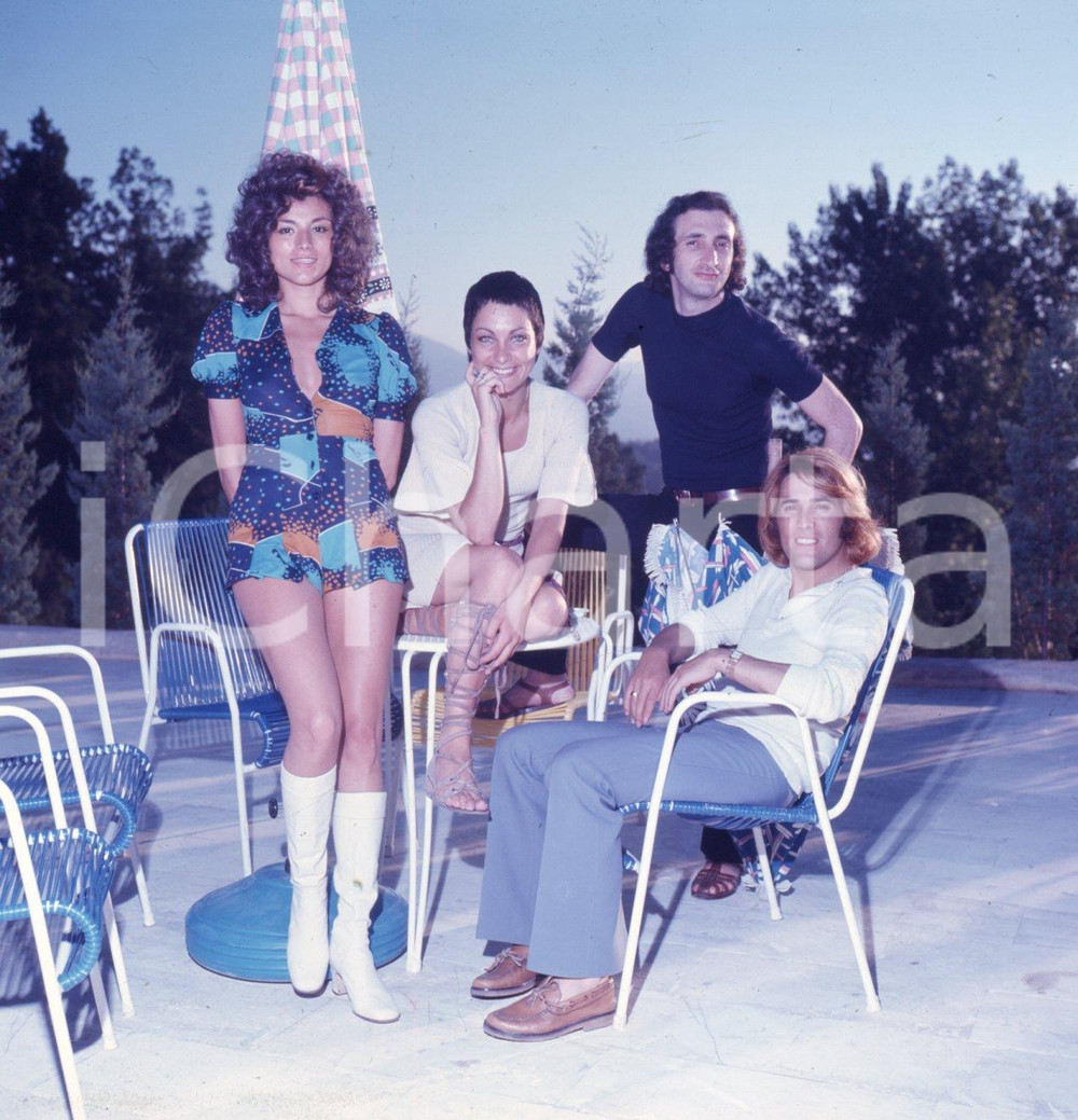 1971 CANTAGIRO i RICCHI E POVERI photo shoot piscina DIAPOSITIVA ORIGINALE 2 Positivo fotografico originale d'epoca a colori su pellicola.  E' SEVERAMENTE VIETATA LA RIPRODUZIONE.TUTTI I DIRITTI SONO RISERVATI.ICharta mette in vendita, sul negozio eBay e in esclusiva sul sito "icharta" il proprio archivio composto da numerose diapositive e negativi fotografici d'epoca, tutti originali e autentici.Si tratta di uno sguardo inedito sull'attualità, la politica, la vita quotidiana, il gossip e la cultura, che fotografa il cambiamento della nazione (e non solo) tra il 1890 ed il 1990 circa. Un'occasione unica per il mercato del collezionismo, che vede finalmente disponibile un archivio eccezionale per vastità, tematiche e condizioni, in un settore (il negativo fotografico e la diapositiva) di assoluta novità e dalle interessanti prospettive di investimento. CONDIZIONI:FAIR/discretoFORMATO: cm 6 x 6 originale e autentica 1