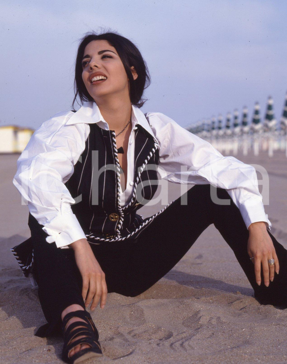 1980 ca MIETTA Servizio fotografico in spiaggia DIAPOSITIVA ORIGINALE 2 Positivo fotografico originale d'epoca a colori su pellicola.  E' SEVERAMENTE VIETATA LA RIPRODUZIONE.TUTTI I DIRITTI SONO RISERVATI.ICharta mette in vendita, sul negozio eBay e in esclusiva sul sito "icharta" il proprio archivio composto da numerose diapositive e negativi fotografici d'epoca, tutti originali e autentici.Si tratta di uno sguardo inedito sull'attualità, la politica, la vita quotidiana, il gossip e la cultura, che fotografa il cambiamento della nazione (e non solo) tra il 1890 ed il 1990 circa. Un'occasione unica per il mercato del collezionismo, che vede finalmente disponibile un archivio eccezionale per vastità, tematiche e condizioni, in un settore (il negativo fotografico e la diapositiva) di assoluta novità e dalle interessanti prospettive di investimento. CONDIZIONI:FAIR/discretoFORMATO: cm 6 x 7 originale e autentica 1