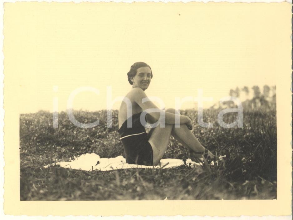 Fotografia d epoca originale EROTICA VINTAGE Agosto 1937  Area TORINO Donna sul prato in autoreggenti Foto 1