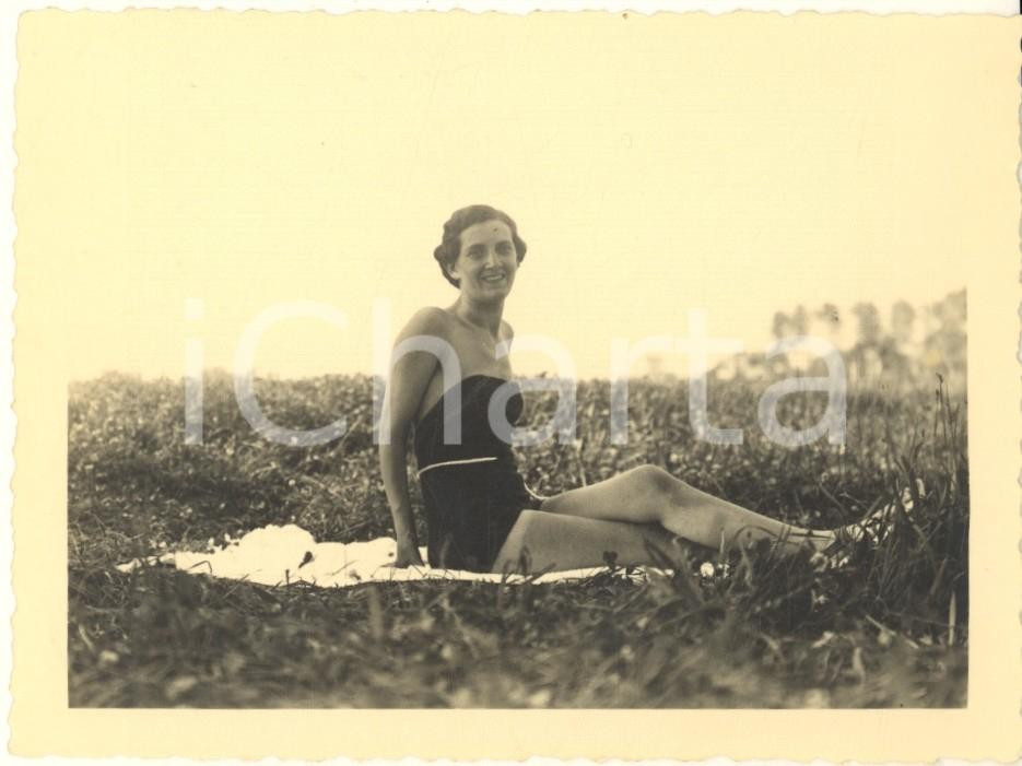 Fotografia d epoca originale EROTICA VINTAGE Agosto 1937  Area TORINO Donna sul prato in autoreggenti Foto 1