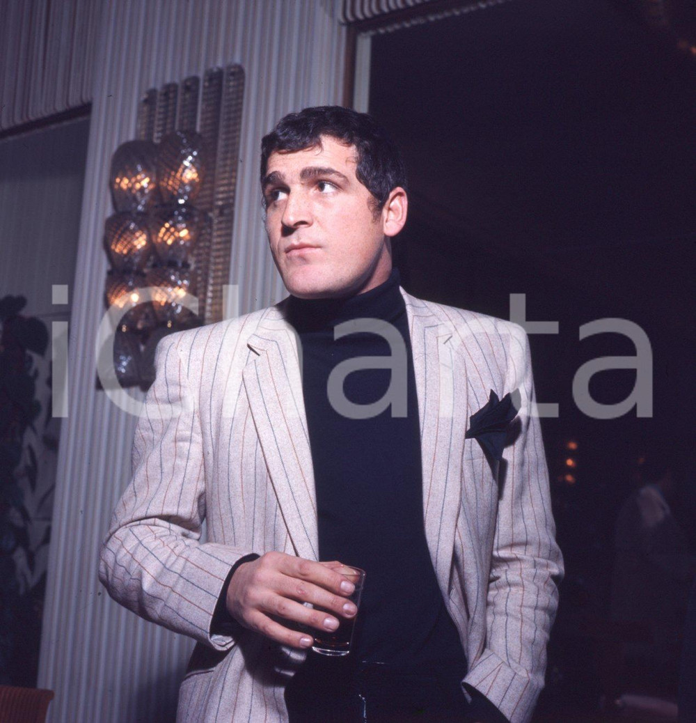 1975 ca  Gino SANTERCOLE ritratto del cantante DIAPOSITIVA ORIGINALE Positivo originale d'epoca a colori su pellicola.  E' SEVERAMENTE VIETATA LA RIPRODUZIONE.TUTTI I DIRITTI SONO RISERVATI.ICharta mette in vendita, sul negozio eBay e in esclusiva sul sito "icharta" il proprio archivio composto da numerose diapositive e negativi fotografici d'epoca, tutti originali e autentici.Si tratta di uno sguardo inedito sull'attualità, la politica, la vita quotidiana, il gossip e la cultura, che fotografa il cambiamento della nazione (e non solo) tra il 1890 ed il 1990 circa. Un'occasione unica per il mercato del collezionismo, che vede finalmente disponibile un archivio eccezionale per vastità, tematiche e condizioni, in un settore (il negativo fotografico e la diapositiva) di assoluta novità e dalle interessanti prospettive di investimento. CONDIZIONI:FAIR/discretoFORMATO: cm 6 x 6 originale e autentica 1