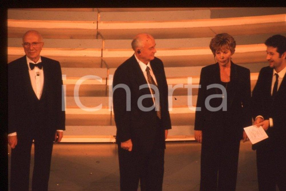 Fotografia d epoca originale 35mm vintage slide 1999 FESTIVAL SANREMO Michail GORBACHEV  FAZIO  DULBECCO 2 1
