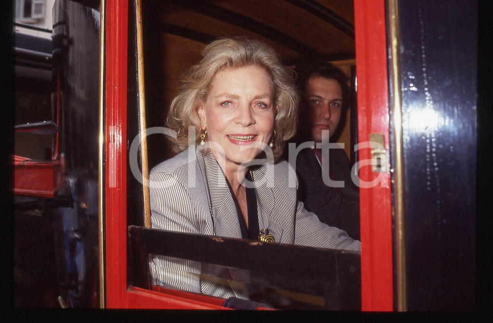 35mm vintage slide* 1990 COMO - VIVA HOLLYWOOD Lauren BACALL (14)   Diapositiva d'epoca, in formato 35 mm.Nella diapositiva Lauren Bacall sul lago di Como in occasione dell'evento Viva Hollywood per la consegna del Merit of Achievement Award. CONDIZIONI: GOODE' severamente vietata la riproduzione. Tutti i diritti sono riservati. ICharta mette in vendita, sul negozio eBay e in esclusiva sul sito "icharta" il proprio archivio composto da numerose diapositive e negativi fotografici d'epoca, tutti originali e autentici, che attraversano la storia del costume italiano tra gli la fine degli anni Sessanta e Novanta.Si tratta di uno sguardo inedito sull'attualit&agrave;, la politica, la vita quotidiana, il gossip e la cultura, che fotografa il cambiamento della nazione in quest'ultimo scorcio del XX secolo. Un'occasione unica per il mercato del collezionismo, che vede finalmente disponibile un archivio eccezionale per vastit&agrave;, tematiche e condizioni, in un settore (il negativo fotografico e la diapositiva) di assoluta novit&agrave; e dalle interessanti prospettive di investimento.  originale e autentica 1