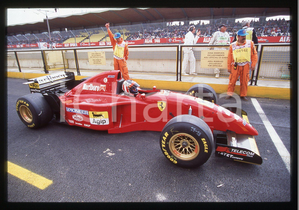 35mm vintage slide* 1995 IMOLA F1 - Gerhard BERGER ai box - FERRARI 412T2 (5)   Diapositiva d'epoca, in formato 35 mm.  CONDIZIONI: GOODE' severamente vietata la riproduzione. Tutti i diritti sono riservati. ICharta mette in vendita, sul negozio eBay e in esclusiva sul sito "icharta" il proprio archivio composto da numerose diapositive e negativi fotografici d'epoca, tutti originali e autentici, che attraversano la storia del costume italiano tra gli la fine degli anni Sessanta e Novanta.Si tratta di uno sguardo inedito sull'attualit&agrave;, la politica, la vita quotidiana, il gossip e la cultura, che fotografa il cambiamento della nazione in quest'ultimo scorcio del XX secolo. Un'occasione unica per il mercato del collezionismo, che vede finalmente disponibile un archivio eccezionale per vastit&agrave;, tematiche e condizioni, in un settore (il negativo fotografico e la diapositiva) di assoluta novit&agrave; e dalle interessanti prospettive di investimento.  originale e autentica 1