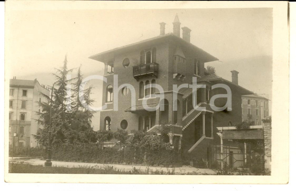 1930 ca MILANO Viale Romagna - Palazzo e fattoria VOLONTE' *Foto cartolina  Fotografia d'epoca, in formato cartolina postale. CONDIZIONI: G (ma lieve macchia centrale, dovuta a un difetto nella stampa fotografica)   originale e autentica 1