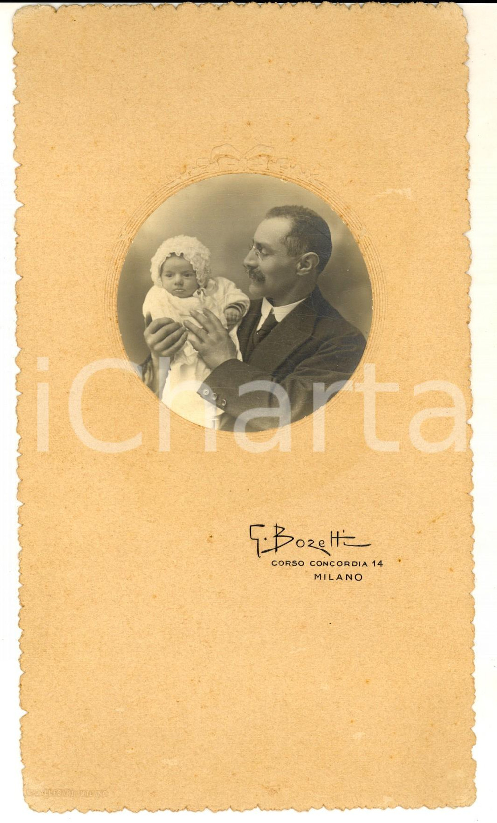 1920 MILANO Ritratto di Agnese VOLONTE' a 2 mesi con il padre *Foto G. BOZETTI  Fotografia d'epoca, su cartoncino morbido. CONDIZIONI: GFORMATO: 12x17 cm   originale e autentica 1