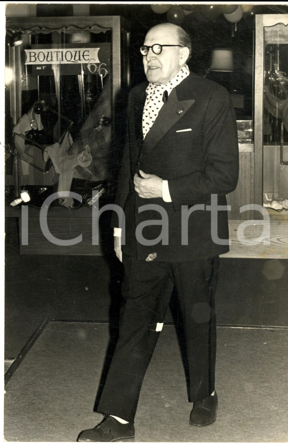 1970 ca PARIS Ritratto di Marcel DASSAULT a una serata - Foto 20x30 cm  Fotografia d'epoca. CONDIZIONI: POOR (mancanza centrale con strappo e piegature al lato destro)FORMATO: 20x30 cm    originale e autentica 1