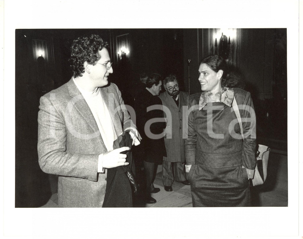 1990 ca MILANO Bobo CRAXI con la giornalista Ludina BARZINI Fotografia 25x20 Fotografia d'agenzia. CONDIZIONI: GFORMATO: 25x20 cm  originale e autentica 1