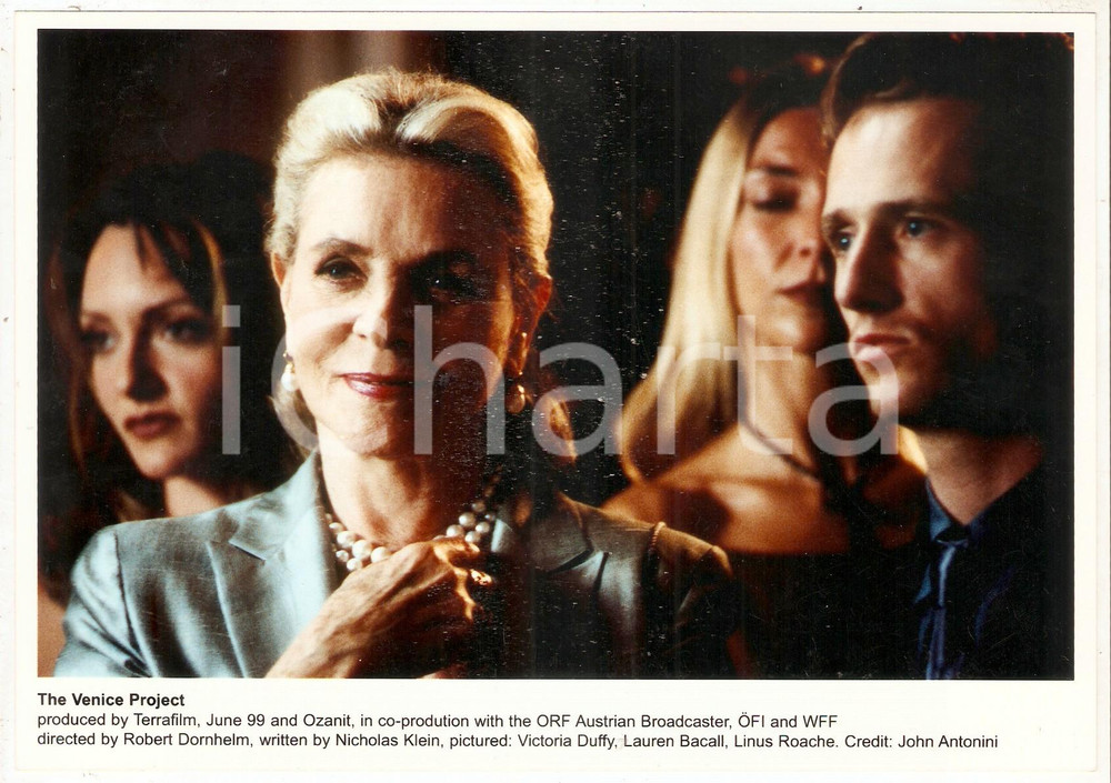 1999 THE VENICE PROJECT Victoria DUFFY Lauren BACALL Linus ROACHE Foto 21x14 cm Fotografia d'agenzia. CONDIZIONI: GFORMATO: 21x14 cm  originale e autentica 1