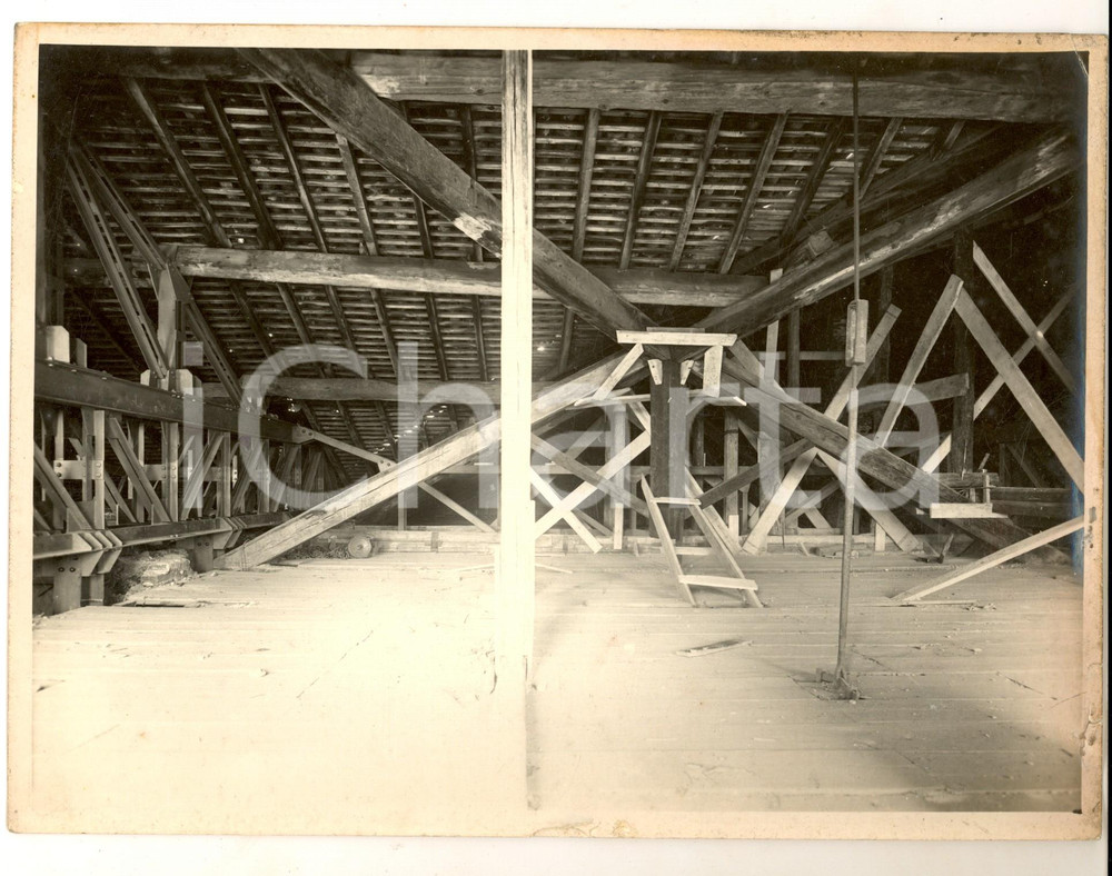 1955 ca MILANO Castello Sforzesco - Restauro BBPR Sottotetto di torrione *Foto Fotografia d'epoca, che documenta il lavoro di riordino dei musei del Castello Sforzesco di Milano, su progetto dei BBPR . CONDIZIONI: POOR (piegature marginali e abrasioni)FORMATO: 24x18 cmFOTOGRAFO: Mario Perotti - Milano  originale e autentica 1