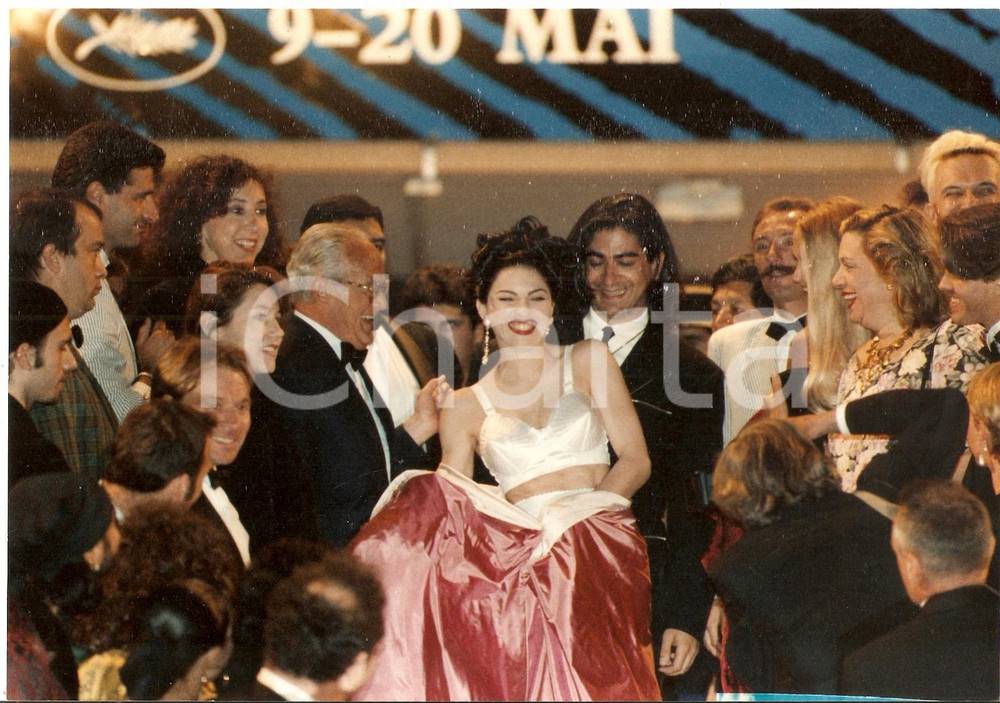 1991 FESTIVAL DI CANNES - MADONNA rivela reggiseno di Jean-Paul GAULTIER Foto Fotografia d'agenzia. CONDIZIONI: GFORMATO: 21x15 cm  originale e autentica 1