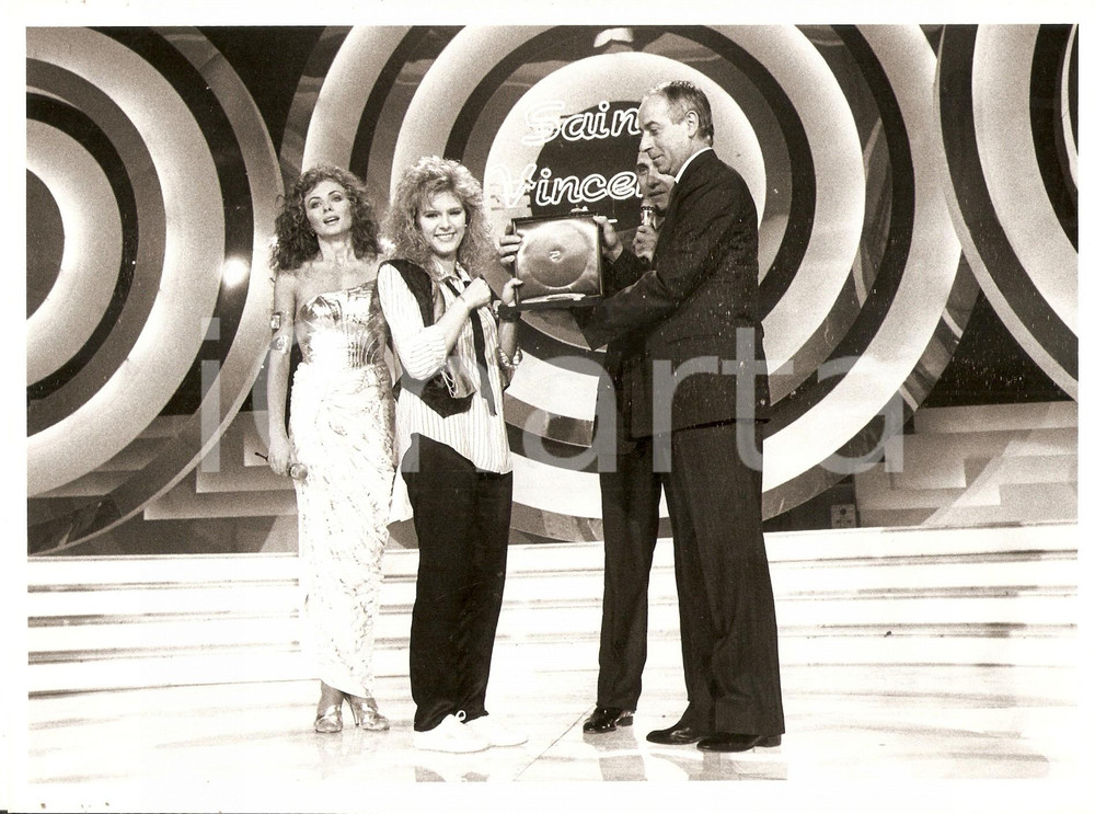 1986 SAINT VINCENT ESTATE Lena BIOLCATI ritira premio - Eleonora BRIGLIADORI 3 Fotografia. CONDIZIONI: G FORMATO: 24x18 cm  originale e autentica 1