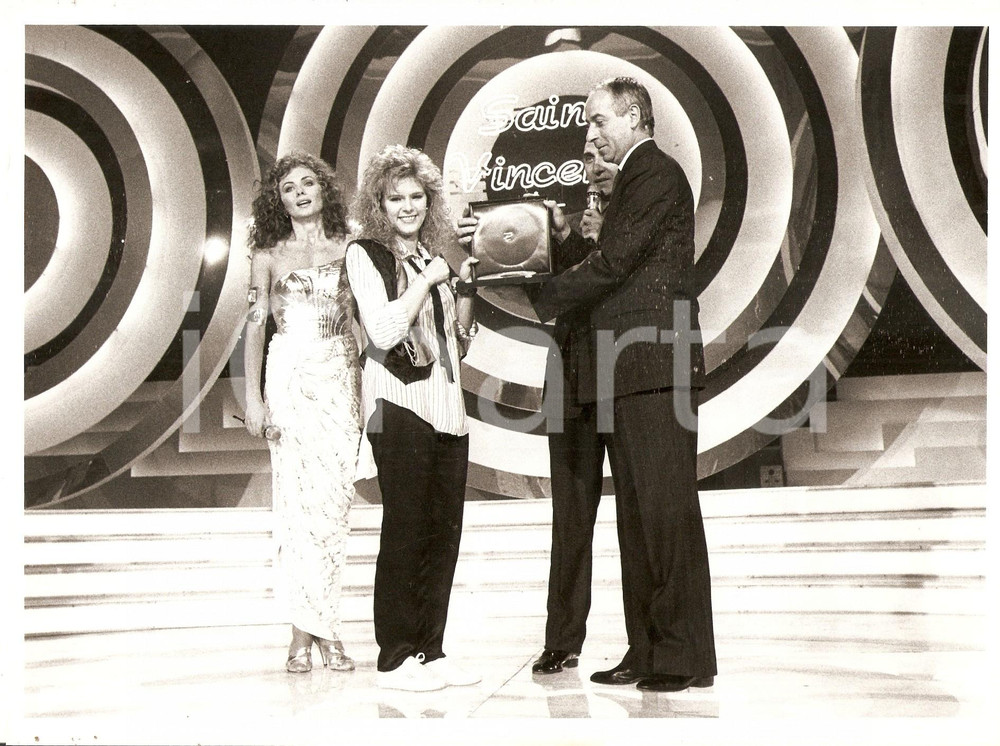 1986 SAINT VINCENT ESTATE Lena BIOLCATI ritira premio - Eleonora BRIGLIADORI 2 Fotografia. CONDIZIONI: G FORMATO: 24x18 cm  originale e autentica 1