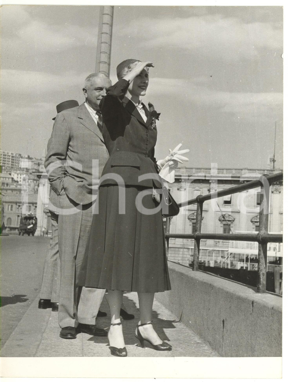 1953 PORTO DI GENOVA Clare BOOTHE LUCE ambasciatrice USA in visita ufficiale Fotografia d'epoca. CONDIZIONI: FAIR (lieve piegatura all'angolo superiore destro; sovraimpressioni al centro)FORMATO: 18x24 cm  originale e autentica 1