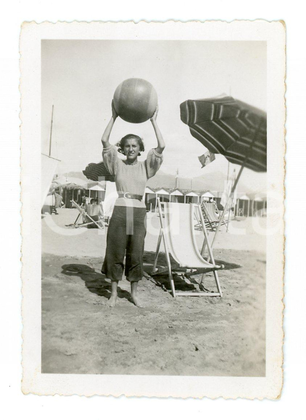 1935 FORTE DEI MARMI Ragazza con pallone da spiaggia - Foto 6x9 cm  Fotografia d'epoca. CONDIZIONI:FAIR/discreto Lievi smussature agli angoliFORMATO: 6x9 cm originale e autentica 1