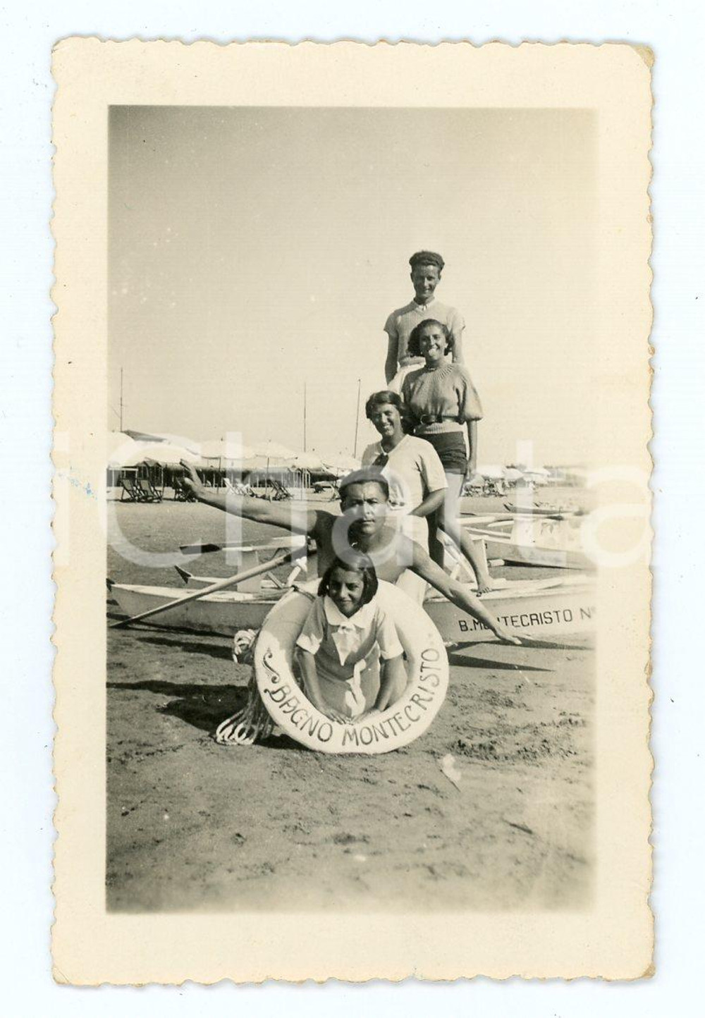 1935 FORTE DEI MARMI Famiglia al BAGNO MONTECRISTO Foto di gruppo 6x9 cm  Fotografia d'epoca. CONDIZIONI:FAIR/discreto Lievi smussature agli angoliFORMATO: 6x9 cm originale e autentica 1