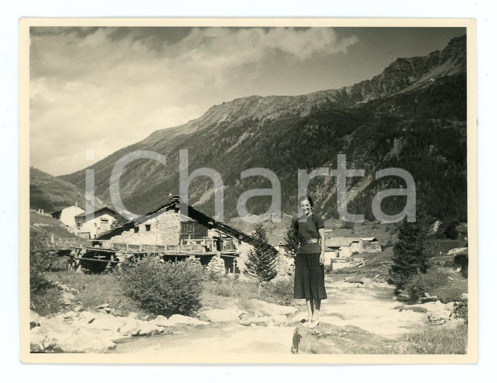 1937 LA THUILE Donna in posa davanti ai casolari - Foto 11x8 cm  Fotografia d'epoca. CONDIZIONI:FAIR/discreto Lievi smussature agli angoliFORMATO: 11x8 cm originale e autentica 1