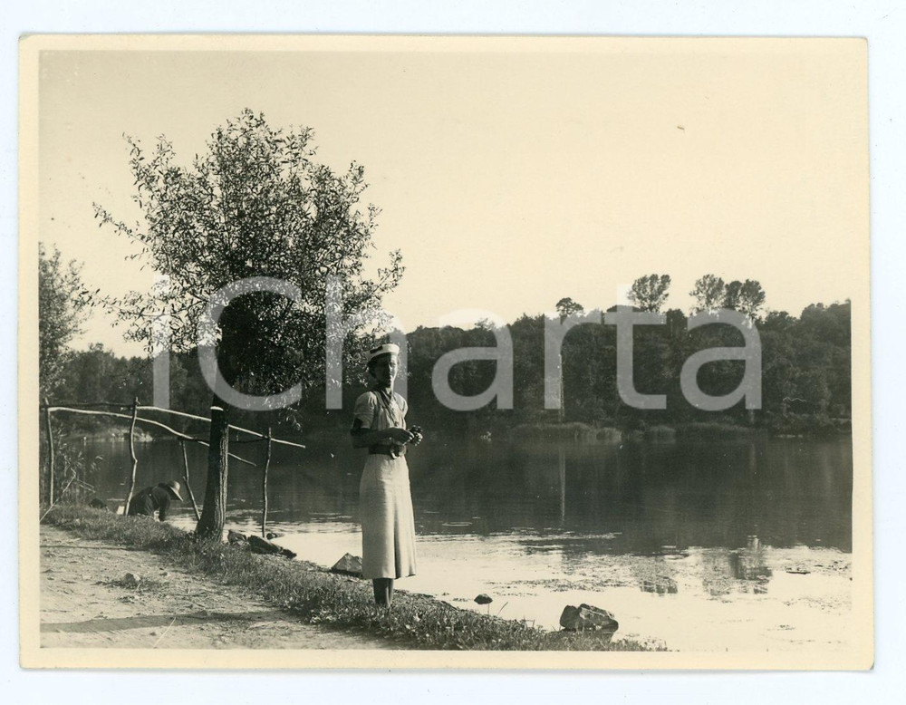 1937 IVREA Lago San Michele - Donna con pescatore - Foto 11x8 cm  Fotografia d'epoca. CONDIZIONI:FAIR/discreto Lievi smussature agli angoliFORMATO: 11x8 cm originale e autentica 1
