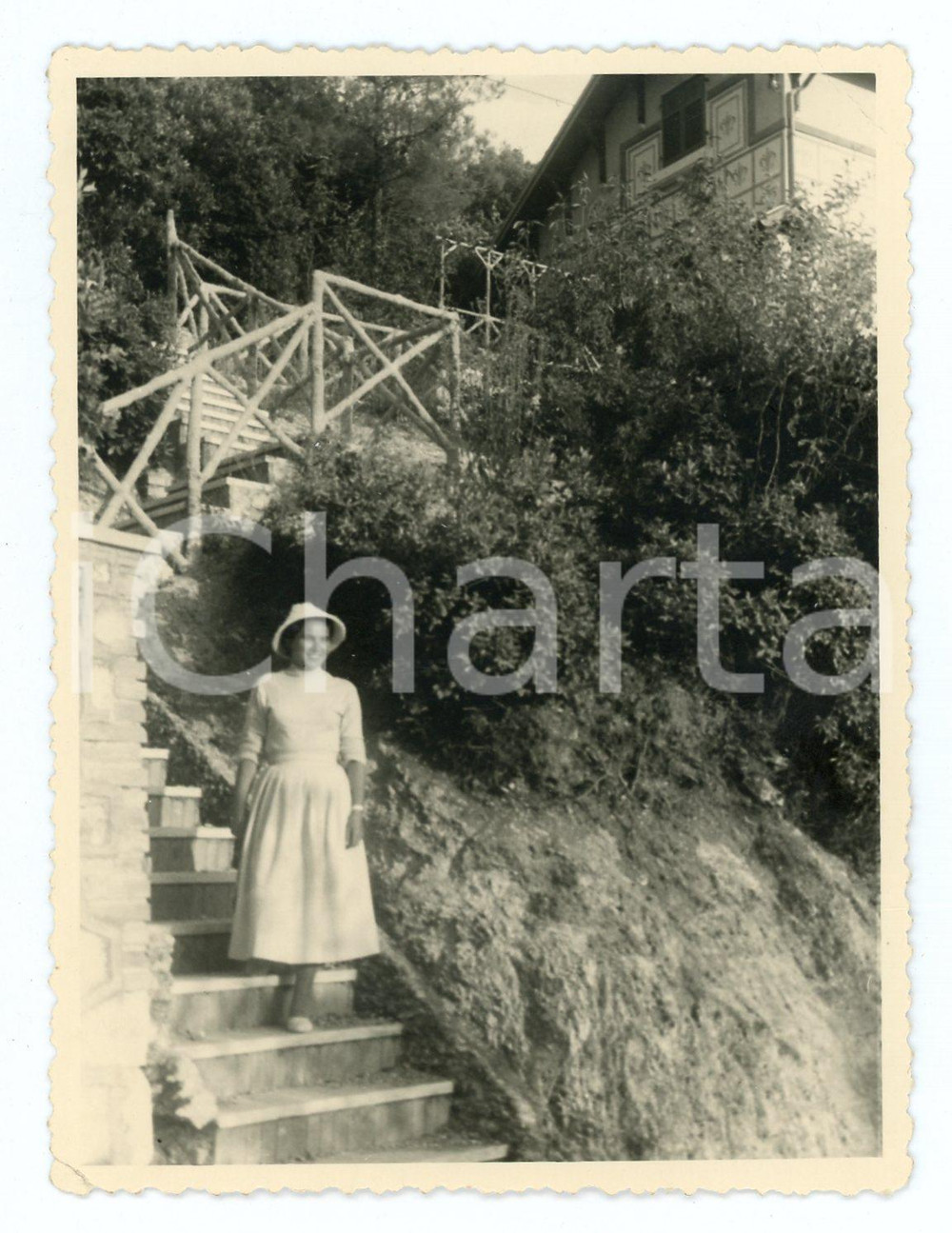 1956 MONTELUCO /SPOLETO  Donna in escursione - Foto 9x11 cm  Fotografia d'epoca con didascalia manoscritta al verso. CONDIZIONI:FAIR/discreto Piegatura all'angolo superiore destroFORMATO: 9x11 cm originale e autentica 1