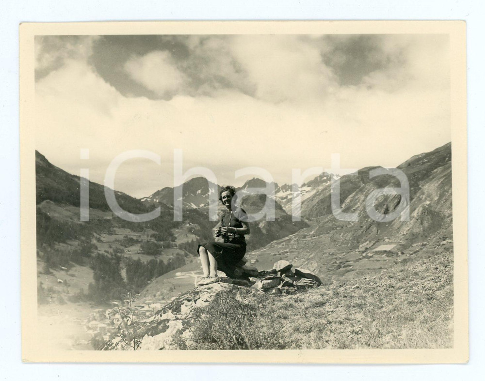 1937 LA THUILE (AO) Donna con binocolo - Foto 11x8 cm  Fotografia d'epoca con didascalia al verso. CONDIZIONI:FAIR/discreto Lievi smussature agli angoliFORMATO: 11x8 cm originale e autentica 1
