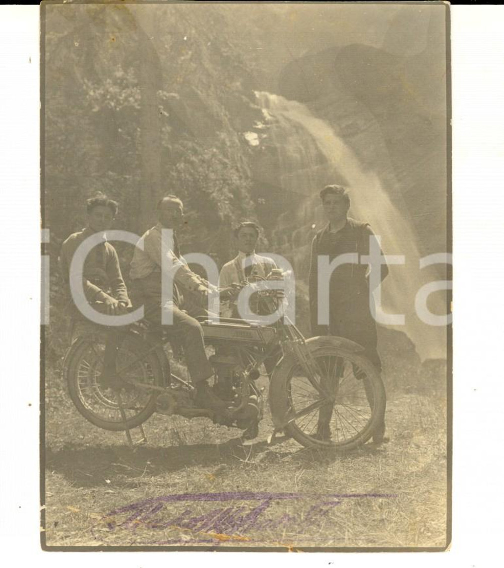 Fotografia d epoca originale 1920 ca TRENTINO ? MOTO D EPOCA Quattro amici con moto ARIEL Foto 9x11 cm 1