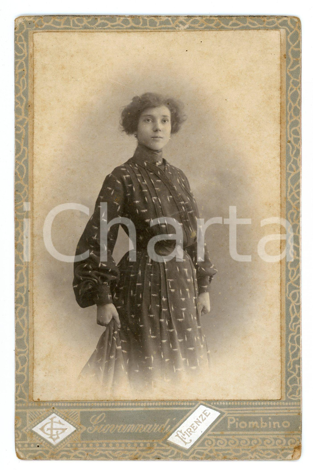 1935 ca PIOMBINO Ritratto femminile - Foto L. GIOVANNARDI 11x17 cm  Fotografia d'epoca montata su cartoncino rigido.  CONDIZIONI:POOR/danneggiato Lievi smussature agli angoli, bruniture diffuse, residui di incollatura al versoFORMATO: 11x17 cm originale e autentica 1
