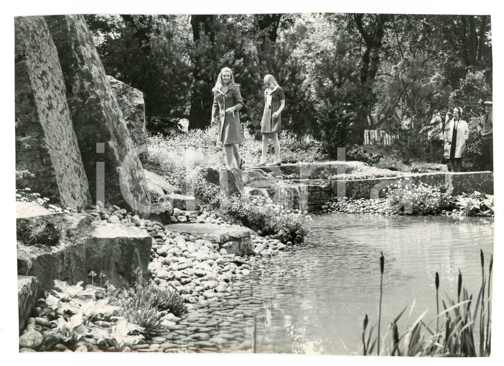 1967 LONDON Chelsea Flower Show - Visitors at the Garden of today - Photo 19x13  Fotografia d'agenzia. CONDIZIONI:GOOD/buonoFORMATO: 19x13 cm originale e autentica 1