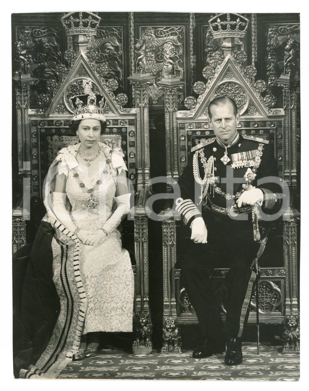 1967 LONDON Queen Elizabeth II and Prince Philip at Chamber of House of Lords  Fotografia d'agenzia. CONDIZIONI:FAIR/discreto Lievi smussature agli angoliFORMATO: 14x17 cm originale e autentica 1