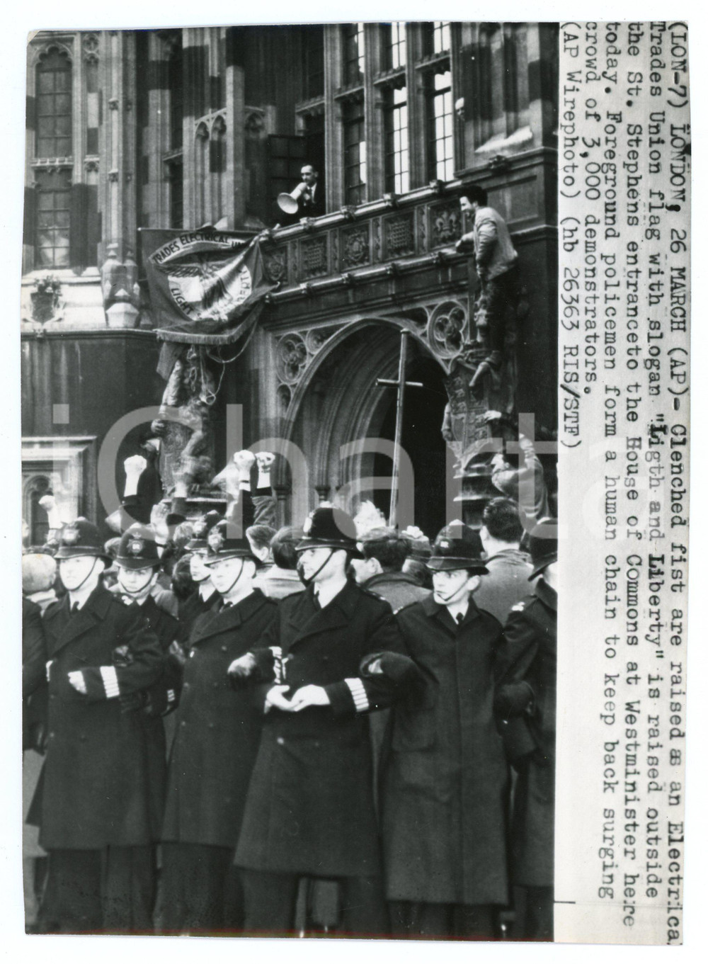 1965 ca LONDON House of commons - Electrician Trades Union demonstration - Photo  Fotografia d'agenzia. CONDIZIONI:FAIR/discreto Smussature agli angoli, piegatura all'angolo superiore sinistroFORMATO: 16x22 cm originale e autentica 1