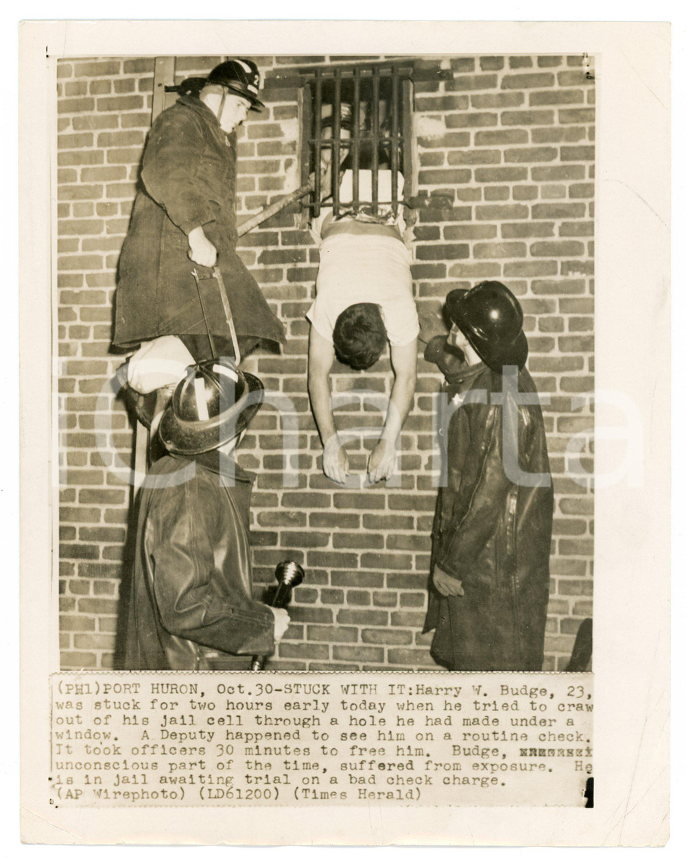 1960 ca PORT HURON Harry W. BUDGE stucked after jail escape attempt - Photo  Fotografia d'agenzia. CONDIZIONI:VERY POOR/gravemente danneggiato Piegature agli angoli e al centro del documento, gualciture diffuseFORMATO: 18x23 cm originale e autentica 1