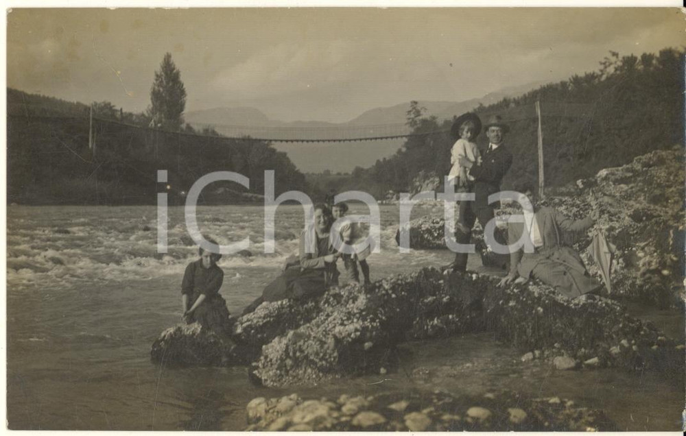 Fotografia d epoca originale 1920 ca SAN PIETRO AL NATISONE UD Famiglia al fiume  Ponte sospeso Foto 1 1