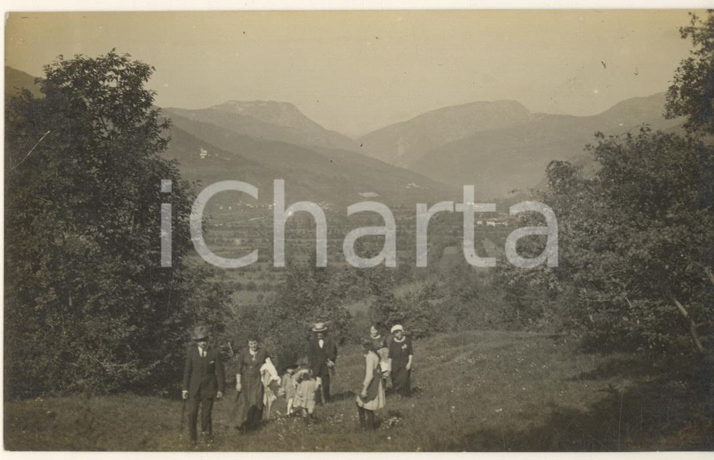Fotografia d epoca originale 1920 ca SAN PIETRO AL NATISONE UD Famiglia in campagna Foto 14x9 cm 1