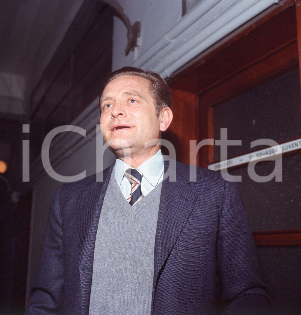 1975 ca Giampiero BONIPERTI ritratto Presidente Juventus DIAPOSITIVA ORIGINALE Positivo originale d'epoca a colori su pellicola.  E' SEVERAMENTE VIETATA LA RIPRODUZIONE.TUTTI I DIRITTI SONO RISERVATI.ICharta mette in vendita, sul negozio eBay e in esclusiva sul sito "icharta" il proprio archivio composto da numerose diapositive e negativi fotografici d'epoca, tutti originali e autentici.Si tratta di uno sguardo inedito sull'attualità, la politica, la vita quotidiana, il gossip e la cultura, che fotografa il cambiamento della nazione (e non solo) tra il 1890 ed il 1990 circa. Un'occasione unica per il mercato del collezionismo, che vede finalmente disponibile un archivio eccezionale per vastità, tematiche e condizioni, in un settore (il negativo fotografico e la diapositiva) di assoluta novità e dalle interessanti prospettive di investimento. CONDIZIONI:FAIR/discretoFORMATO: cm 6 x 6 originale e autentica 1