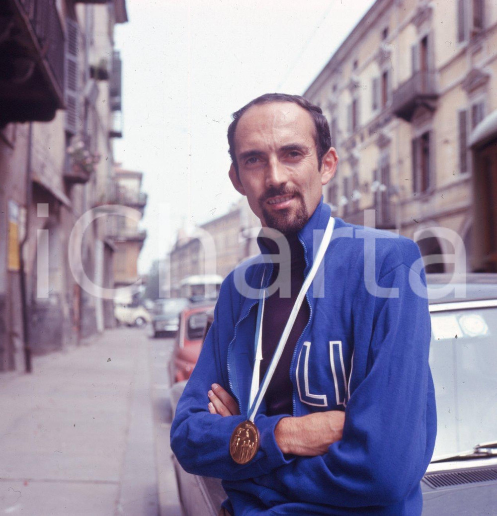 1971 CUNEO Franco ARESE campione europeo dei 1500 metri DIAPOSITIVO ORIGINALE Positivo originale d'epoca a colori su pellicola.  E' SEVERAMENTE VIETATA LA RIPRODUZIONE.TUTTI I DIRITTI SONO RISERVATI.ICharta mette in vendita, sul negozio eBay e in esclusiva sul sito "icharta" il proprio archivio composto da numerose diapositive e negativi fotografici d'epoca, tutti originali e autentici.Si tratta di uno sguardo inedito sull'attualità, la politica, la vita quotidiana, il gossip e la cultura, che fotografa il cambiamento della nazione (e non solo) tra il 1890 ed il 1990 circa. Un'occasione unica per il mercato del collezionismo, che vede finalmente disponibile un archivio eccezionale per vastità, tematiche e condizioni, in un settore (il negativo fotografico e la diapositiva) di assoluta novità e dalle interessanti prospettive di investimento. CONDIZIONI:FAIR/discretoFORMATO: cm 6 x 6 originale e autentica 1