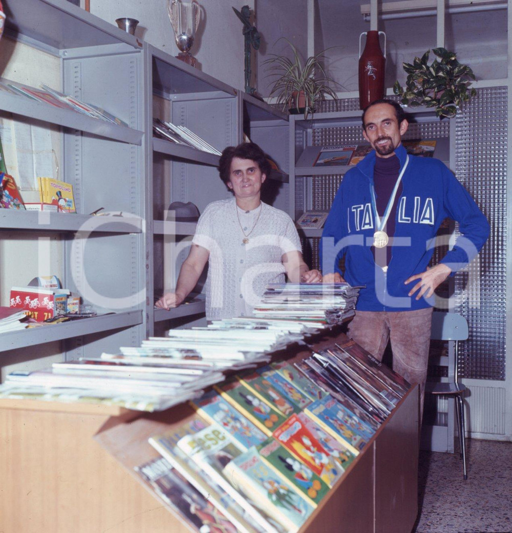 1971 CUNEO Franco ARESE campione europeo dei 1500 metri DIAPOSITIVO ORIGINALE 4 Positivo originale d'epoca a colori su pellicola.  E' SEVERAMENTE VIETATA LA RIPRODUZIONE.TUTTI I DIRITTI SONO RISERVATI.ICharta mette in vendita, sul negozio eBay e in esclusiva sul sito "icharta" il proprio archivio composto da numerose diapositive e negativi fotografici d'epoca, tutti originali e autentici.Si tratta di uno sguardo inedito sull'attualità, la politica, la vita quotidiana, il gossip e la cultura, che fotografa il cambiamento della nazione (e non solo) tra il 1890 ed il 1990 circa. Un'occasione unica per il mercato del collezionismo, che vede finalmente disponibile un archivio eccezionale per vastità, tematiche e condizioni, in un settore (il negativo fotografico e la diapositiva) di assoluta novità e dalle interessanti prospettive di investimento. CONDIZIONI:FAIR/discretoFORMATO: cm 6 x 6 originale e autentica 1
