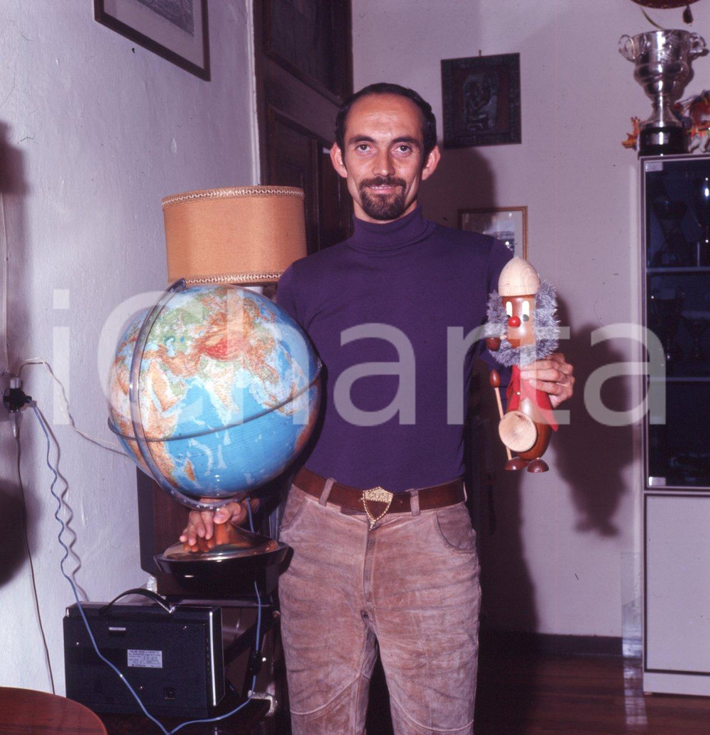 1971 CUNEO Franco ARESE ritratto casalingo  DIAPOSITIVA ORIGINALE 4 Positivo originale d'epoca a colori su pellicola.  E' SEVERAMENTE VIETATA LA RIPRODUZIONE.TUTTI I DIRITTI SONO RISERVATI.ICharta mette in vendita, sul negozio eBay e in esclusiva sul sito "icharta" il proprio archivio composto da numerose diapositive e negativi fotografici d'epoca, tutti originali e autentici.Si tratta di uno sguardo inedito sull'attualità, la politica, la vita quotidiana, il gossip e la cultura, che fotografa il cambiamento della nazione (e non solo) tra il 1890 ed il 1990 circa. Un'occasione unica per il mercato del collezionismo, che vede finalmente disponibile un archivio eccezionale per vastità, tematiche e condizioni, in un settore (il negativo fotografico e la diapositiva) di assoluta novità e dalle interessanti prospettive di investimento. CONDIZIONI:FAIR/discretoFORMATO: cm 6 x 6 originale e autentica 1