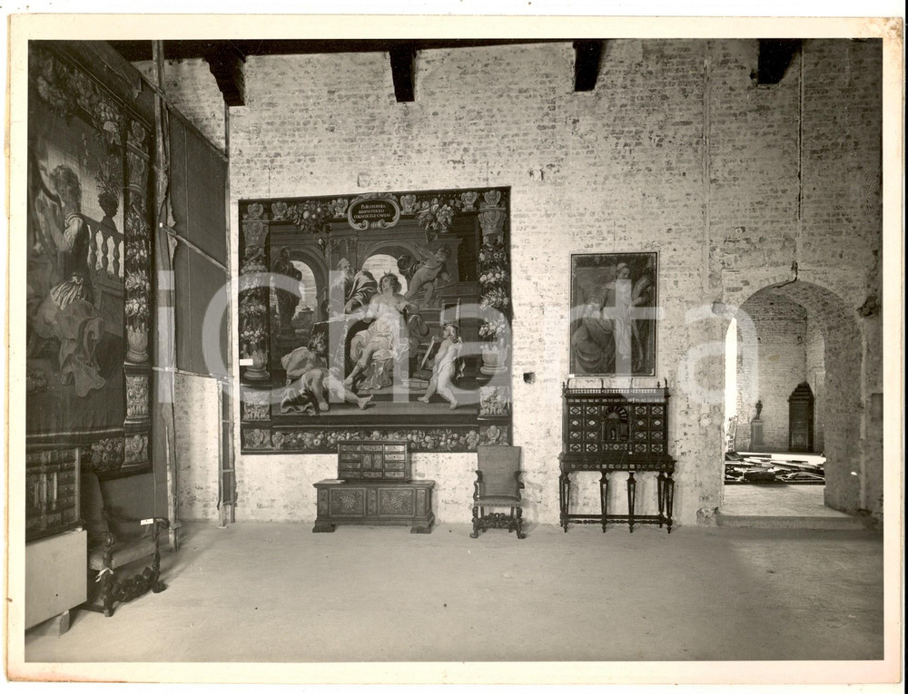 1955 ca MILANO Castello Sforzesco - Restauro BBPR - Museo d'Arte Antica - Sala 5 Fotografia d'epoca, che documenta il lavoro di riordino dei musei del Castello Sforzesco di Milano, su progetto dei BBPR . CONDIZIONI: FAIR (tracce di umidit&agrave; marginali; residuo adesivo al verso)FORMATO: 24x18 cmFOTOGRAFO: Mario Perotti - Milano  originale e autentica 1