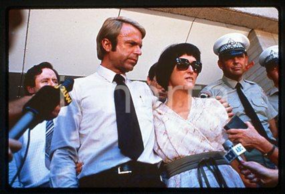 Meryl STREEP Sam NEILL - CINEMA A Cry in the Dark 1988 * 35 mm vintage slide 10  Diapositiva d'epoca, in formato 35 mm.CONDIZIONI: GOODE' severamente vietata la riproduzione. Tutti i diritti sono riservati.Nella diapositiva ICharta mette in vendita, sul negozio eBay e in esclusiva sul sito "icharta" il proprio archivio composto da numerose diapositive e negativi fotografici d'epoca, tutti originali e autentici, che attraversano la storia del costume italiano tra gli la fine degli anni Sessanta e Novanta.Si tratta di uno sguardo inedito sull'attualit&agrave;, la politica, la vita quotidiana, il gossip e la cultura, che fotografa il cambiamento della nazione in quest'ultimo scorcio del XX secolo. Un'occasione unica per il mercato del collezionismo, che vede finalmente disponibile un archivio eccezionale per vastit&agrave;, tematiche e condizioni, in un settore (il negativo fotografico e la diapositiva) di assoluta novit&agrave; e dalle interessanti prospettive di investimento.  CONDIZIONI:FAIR/discreto originale e autentica 1